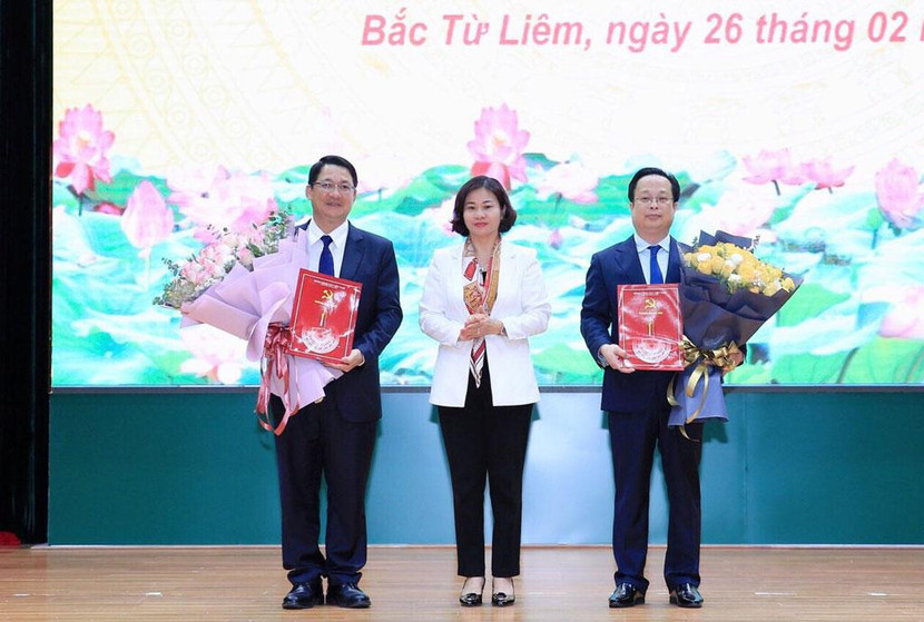 Phó Bí thư Thường trực Thành ủy Nguyễn Thị Tuyến trao quyết định của Ban Thường vụ Thành ủy cho các đồng chí Trần Thế Cương (bên phải) và Vũ Hà