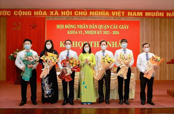 Thành ủy viên, Bí thư Quận ủy quận Cầu Giấy Trần Thị Phương Hoa tặng hoa chúc mừng các đồng chí Chủ tịch, Phó Chủ tịch HĐND, UBND quận nhiệm kỳ 2021-2026 Thành ủy viên, Bí thư Quận ủy quận Cầu Giấy Trần Thị Phương Hoa tặng hoa chúc mừng các đồng chí Chủ tịch, Phó Chủ tịch HĐND, UBND quận nhiệm kỳ 2021-2026