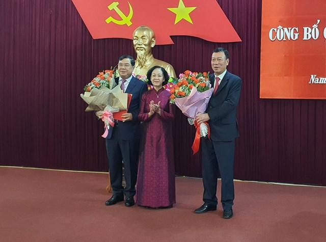 Trưởng ban Tổ chức Trung ương Trương Thị Mai trao quyết định của Bộ Chính trị cho ông Phạm Gia Túc; tặng hoa chúc mừng tân Bí thư Tỉnh ủy Nam Định Phạm Gia Túc và nguyên Bí thư Tỉnh ủy Đoàn Hồng Phong Trưởng ban Tổ chức Trung ương Trương Thị Mai trao quyết định của Bộ Chính trị cho ông Phạm Gia Túc; tặng hoa chúc mừng tân Bí thư Tỉnh ủy Nam Định Phạm Gia Túc và nguyên Bí thư Tỉnh ủy Đoàn Hồng Phong