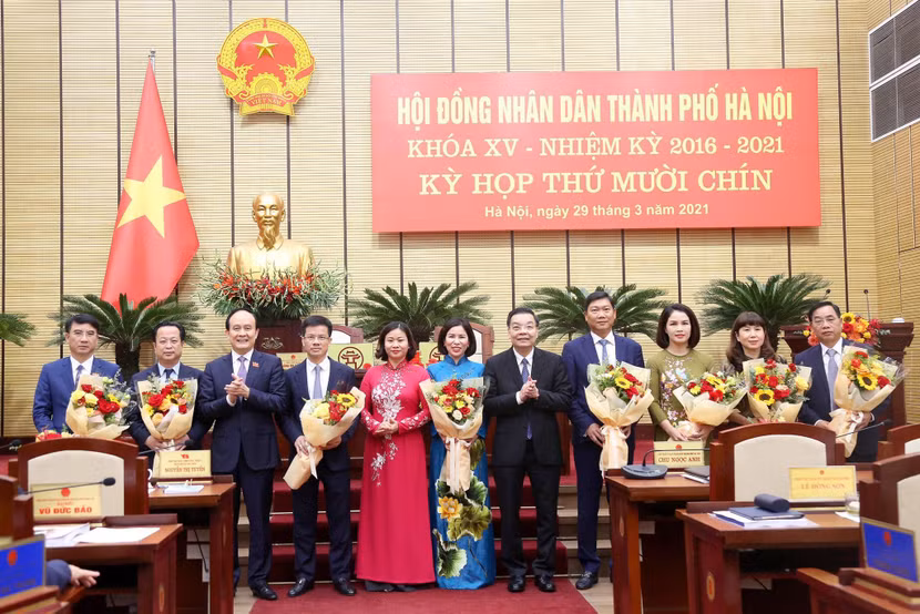 Lãnh đạo thành phố tặng hoa chúc mừng các đồng chí được kiện toàn và miễn nhiệm Ủy viên UBND TP