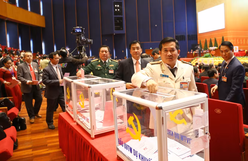 Các đại biểu dự Đại hội bỏ phiếu bầu Ban Chấp hành Trung ương Đảng khoá XIII