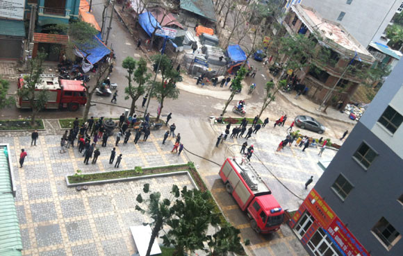 Cháy chung cư 31 tầng, hàng trăm người dân hoảng loạn ảnh 4 Cháy chung cư 31 tầng, hàng trăm người dân hoảng loạn ảnh 4