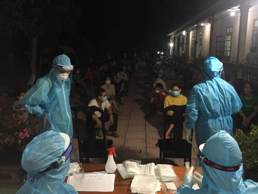 Xuyên đêm lấy mẫu xét nghiệm cho người dân có liên quan đến các ca dương tính