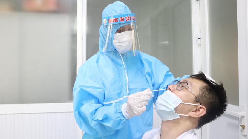 Ngay khi phát hiện ca nhiễm Covid-19 mới, có quan chức năng đã khioanh vùng lấy mẫu xét nghiệm của người dân Ngay khi phát hiện ca nhiễm Covid-19 mới, có quan chức năng đã khioanh vùng lấy mẫu xét nghiệm của người dân