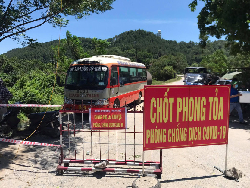 Sự có mặt của những chiếc xe buýt sẽ giúp lực lượng làm nhiệm vụ có nơi tránh nắng và nghỉ ngơi Sự có mặt của những chiếc xe buýt sẽ giúp lực lượng làm nhiệm vụ có nơi tránh nắng và nghỉ ngơi