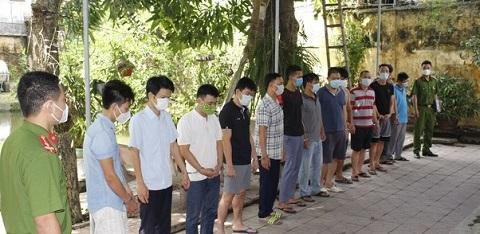 Nhóm đối tượng trong đường dây cá độ do Hùng cầm đầu bị bắt (ảnh: CACC) Nhóm đối tượng trong đường dây cá độ do Hùng cầm đầu bị bắt (ảnh: CACC)