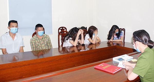 Nhóm thanh niên nam nữ bị bắt (ảnh: CAND)