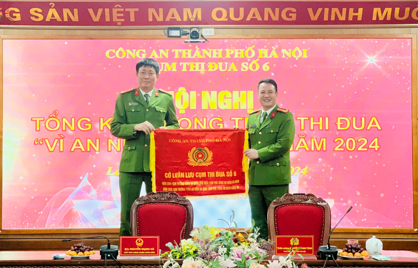 Bàn giao cờ luân lưu đơn vị Cụm trưởng năm 2025 cho Công an quận Ba Đình Bàn giao cờ luân lưu đơn vị Cụm trưởng năm 2025 cho Công an quận Ba Đình