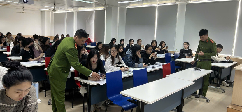 Công an quận Hoàng Mai hướng dẫn học sinh trên địa bàn cài đặt iHanoi