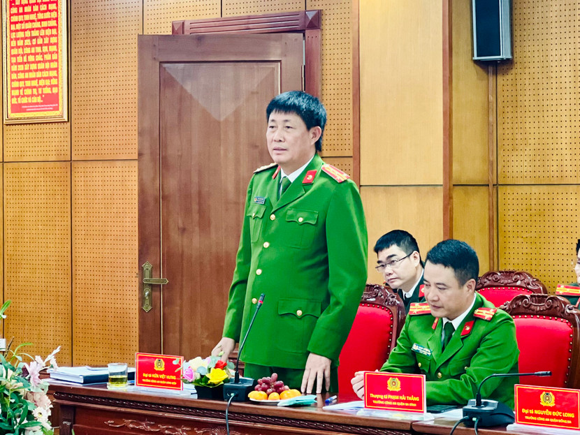 Đại tá Hứa Việt Hưng, Trưởng Công an quận Long Biên báo cáo tại hội nghị Đại tá Hứa Việt Hưng, Trưởng Công an quận Long Biên báo cáo tại hội nghị