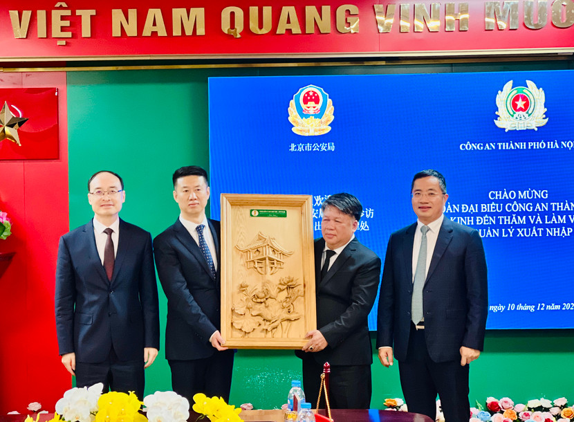 Phòng Quản lý xuất nhập cảnh tặng quà lưu niệm cho Đoàn đại biểu CATP Bắc Kinh Phòng Quản lý xuất nhập cảnh tặng quà lưu niệm cho Đoàn đại biểu CATP Bắc Kinh