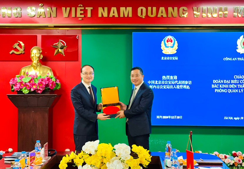 Đồng chí Lý Phong, Phó Giám đốc CATP Bắc Kinh tặng quà lưu niệm Đại tá Nguyễn Thành Long, Phó Giám đốc CATP Hà Nội Đồng chí Lý Phong, Phó Giám đốc CATP Bắc Kinh tặng quà lưu niệm Đại tá Nguyễn Thành Long, Phó Giám đốc CATP Hà Nội