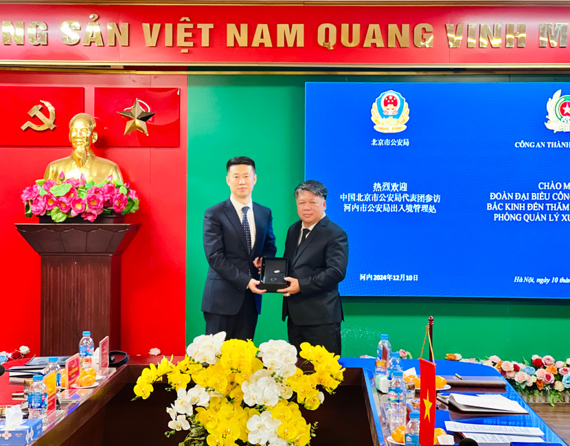 Đây là dịp để hai bên trao đổi những kinh nghiệm quý báu trong công tác xuất nhập cảnh nói riêng Đây là dịp để hai bên trao đổi những kinh nghiệm quý báu trong công tác xuất nhập cảnh nói riêng