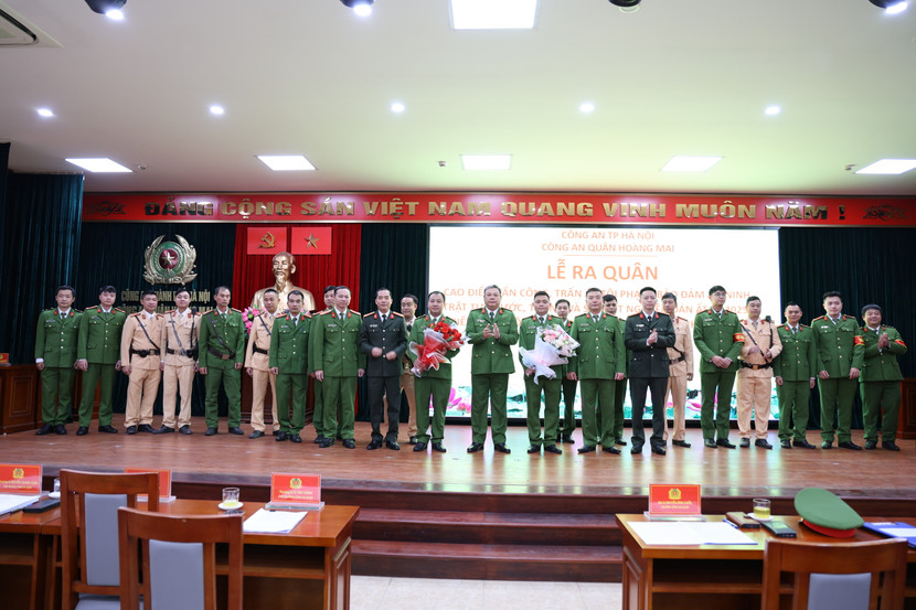 Ban chỉ huy CAQ Hoàng Mai tặng hoa chúc mừng hai tổ công tác 141H Ban chỉ huy CAQ Hoàng Mai tặng hoa chúc mừng hai tổ công tác 141H