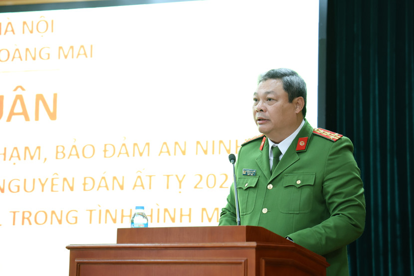 Đại tá Nguyễn Đình Chiến, Trưởng Công an quận Hoàng Mai phát biểu giao nhiệm vụ tại lễ ra quân Đại tá Nguyễn Đình Chiến, Trưởng Công an quận Hoàng Mai phát biểu giao nhiệm vụ tại lễ ra quân