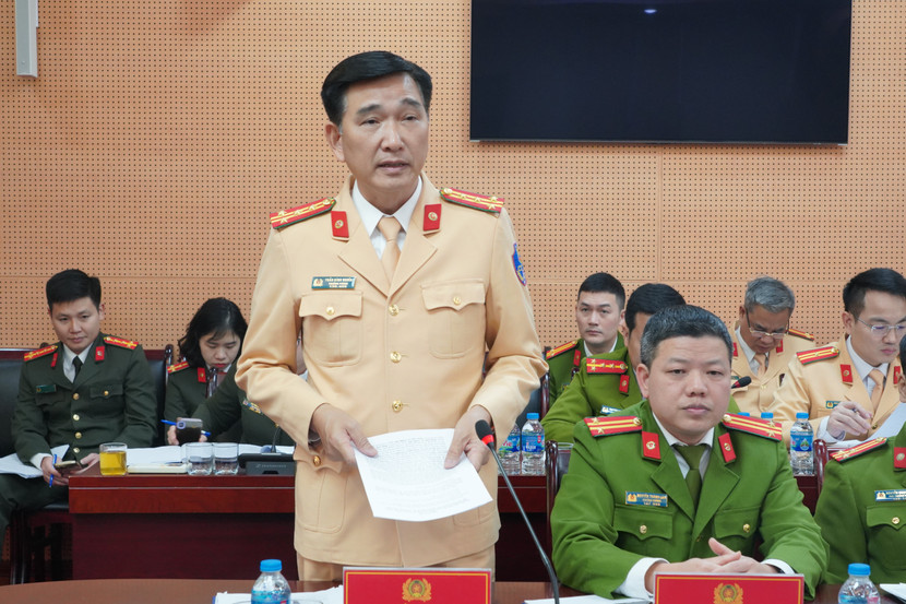 Đại tá Trần Đình Nghĩa, Trưởng phòng CSGT CATP Hà Nội phát biểu tại hội nghị