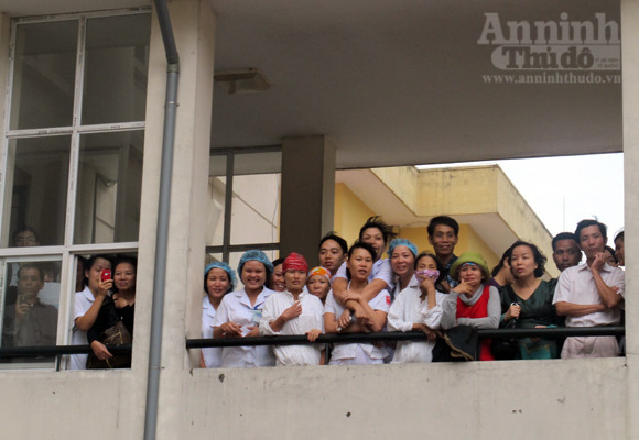 Muôn kiểu “hóng” vụ “trẻ sơ sinh bị bắt cóc trở về” ảnh 4