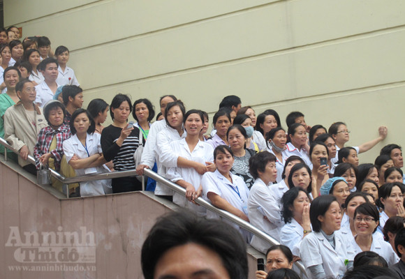 Muôn kiểu “hóng” vụ “trẻ sơ sinh bị bắt cóc trở về” ảnh 10