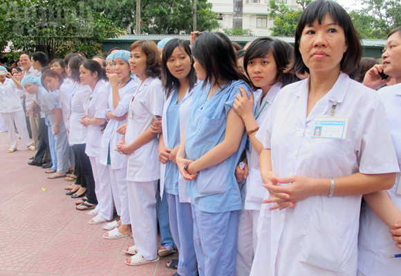 Muôn kiểu “hóng” vụ “trẻ sơ sinh bị bắt cóc trở về” ảnh 3