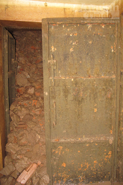 Chui vào từng ngõ ngách căn hầm dưới KS Metropole Hà Nội ảnh 15