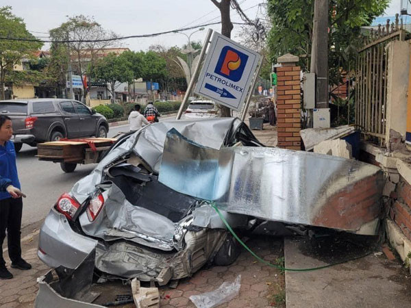 Hiện trường tôn cuộn rơi đè nát xe ô tô ở thị trấn Liên Quan (huyện Thạch Thất)