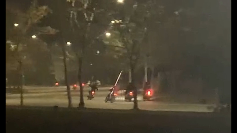 Hình ảnh người dân quay lại cảnh cả nhóm thanh thiếu niên vác dao gắn tuýp sắt đuổi đánh nhóm thanh niên khác đi đường Hình ảnh người dân quay lại cảnh cả nhóm thanh thiếu niên vác dao gắn tuýp sắt đuổi đánh nhóm thanh niên khác đi đường