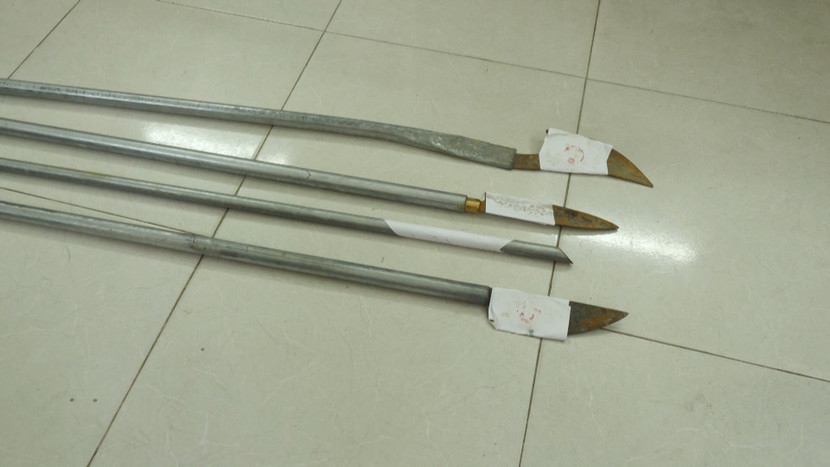 Tuýp sắt gắn dao các đối tượng dùng để thị uy, đuổi đánh người đi đường Tuýp sắt gắn dao các đối tượng dùng để thị uy, đuổi đánh người đi đường