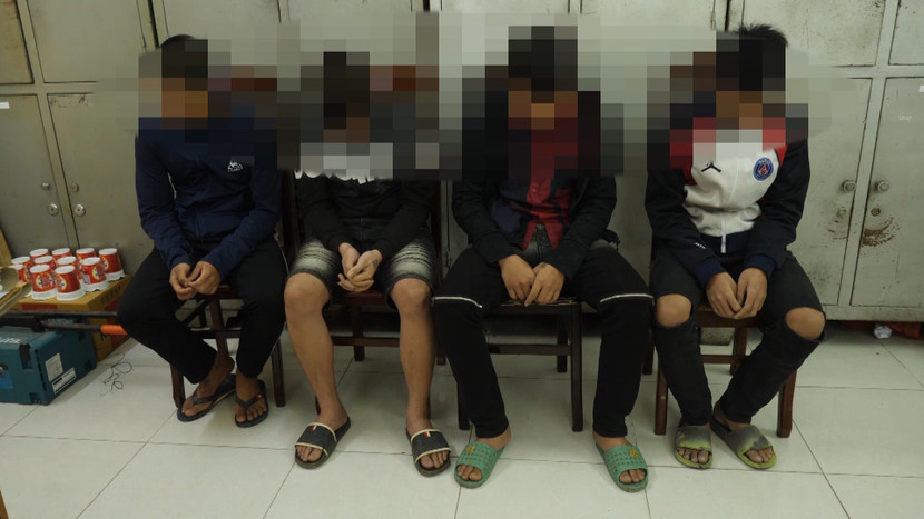 Nhỏ tuổi nhất trong nhóm thanh thiếu niên bị bắt giữ này mới chỉ 14 tuổi Nhỏ tuổi nhất trong nhóm thanh thiếu niên bị bắt giữ này mới chỉ 14 tuổi