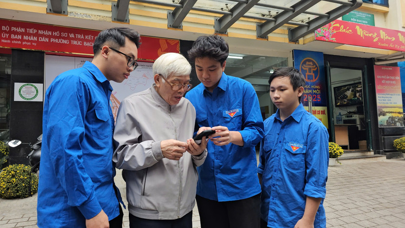 Đoàn viên thanh niên của phường Trúc Bạch hướng dẫn người cao tuổi tiếp cận với các kênh mạng xã hội và tương tác với chính quyền số. Đoàn viên thanh niên của phường Trúc Bạch hướng dẫn người cao tuổi tiếp cận với các kênh mạng xã hội và tương tác với chính quyền số.