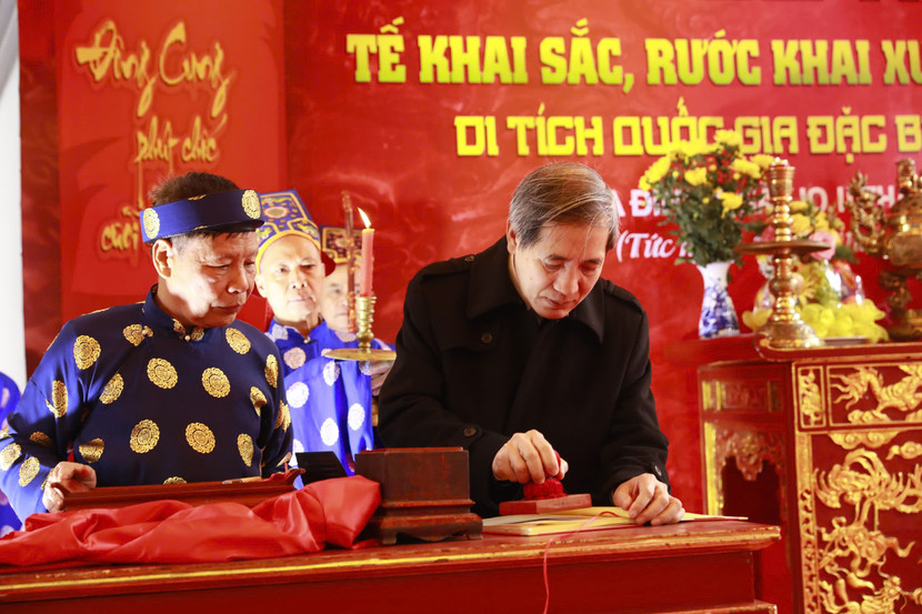 Bí thư Quận ủy Ba Đình Hoàng Minh Dũng Tiến thực hiện nghi thức khai ấn