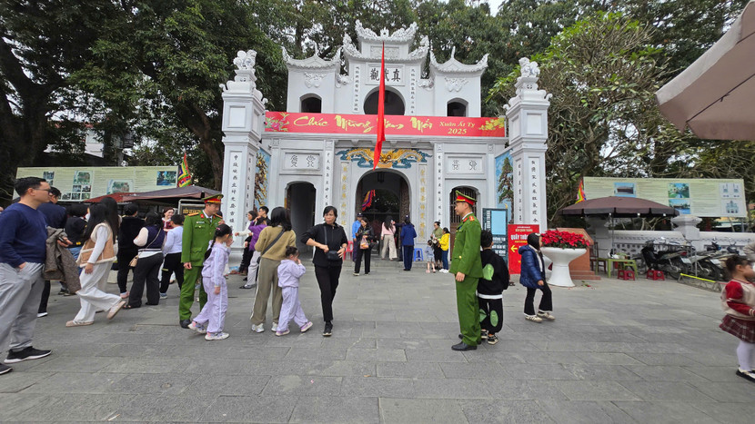 Lực lượng Công an đảm bảo an ninh trật tự khu vực Đền Quán Thánh Lực lượng Công an đảm bảo an ninh trật tự khu vực Đền Quán Thánh