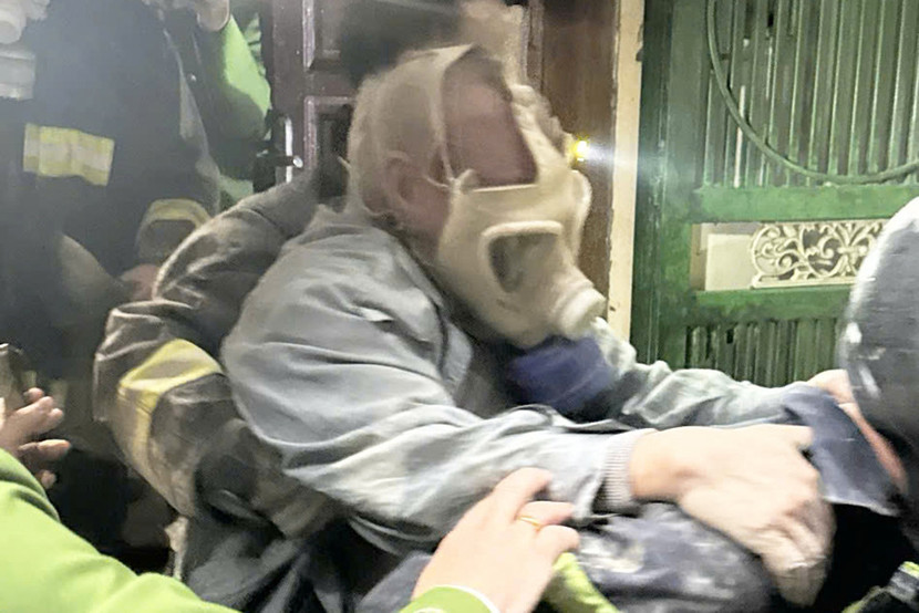 Cảnh sát PCCC và CNCH giải cứu cụ ông 75 tuổi ở Thanh Xuân, Hà Nội