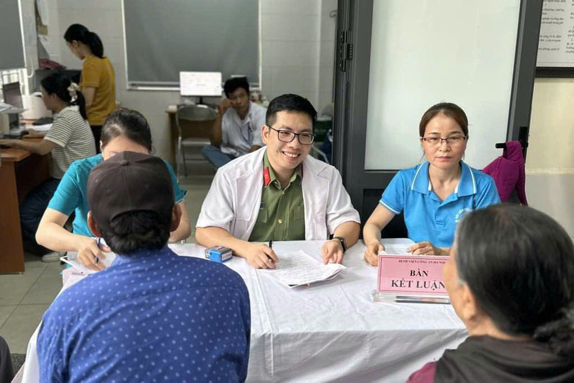 Thiếu tá - Bác sỹ Nguyễn Xuân Khánh, Trưởng khoa Khám bệnh và hồi sức cấp cứu Bệnh viện CATP Hà Nội trong một chương trình khám bệnh từ thiện Thiếu tá - Bác sỹ Nguyễn Xuân Khánh, Trưởng khoa Khám bệnh và hồi sức cấp cứu Bệnh viện CATP Hà Nội trong một chương trình khám bệnh từ thiện