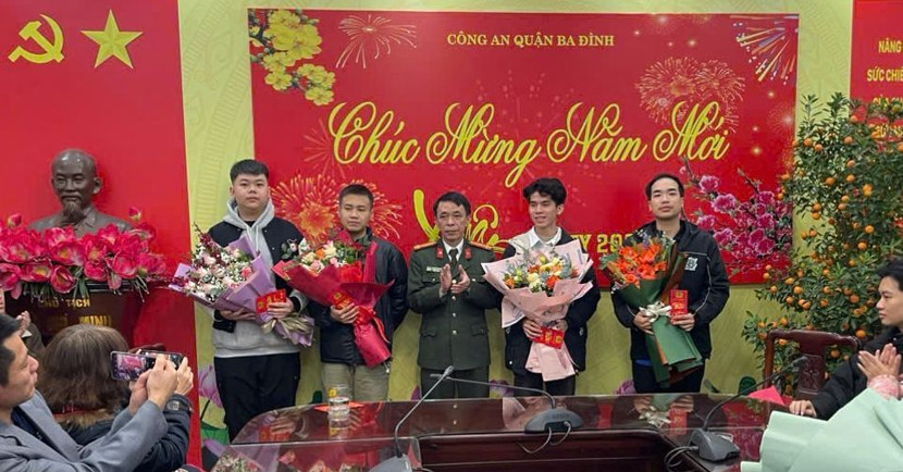 Thượng tá Võ Xuân Đương, Phó Trưởng Công an quận Ba Đình tặng hoa, chúc mừng các tân binh Thượng tá Võ Xuân Đương, Phó Trưởng Công an quận Ba Đình tặng hoa, chúc mừng các tân binh