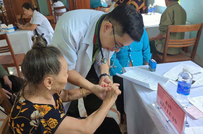 Sự tận tâm của các bác sỹ Bệnh viện CATP Hà Nội trong khám chữa bệnh cho nhân dân Sự tận tâm của các bác sỹ Bệnh viện CATP Hà Nội trong khám chữa bệnh cho nhân dân