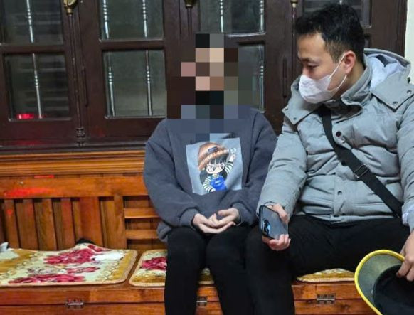 Cháu A khi được lực lượng Công an quận Hoàng Mai giải cứu