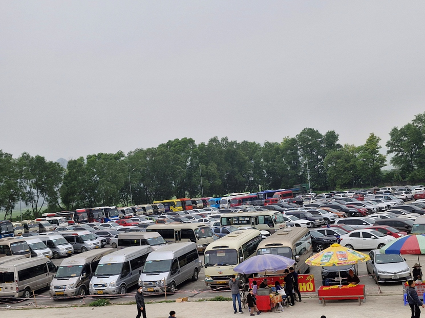 Các bãi trông giữ xe xếp ngay ngắn thẳng hàng, không có hiện tượng "cò" mồi, chèo kéo khách thập phương vãn cảnh chùa Hương