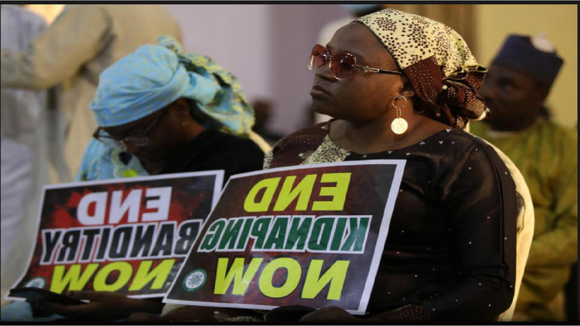 Thân nhân kêu gọi chính phủ giải cứu học sinh bị bắt cóc ở bang Katsina, ngày 17-12. Thân nhân kêu gọi chính phủ giải cứu học sinh bị bắt cóc ở bang Katsina, ngày 17-12.