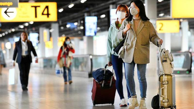 Hành khách tại sân bay quốc tế Schiphol, thủ đô Amsterdam Hành khách tại sân bay quốc tế Schiphol, thủ đô Amsterdam