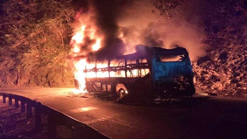 Xe khách bốc cháy trên quốc lộ