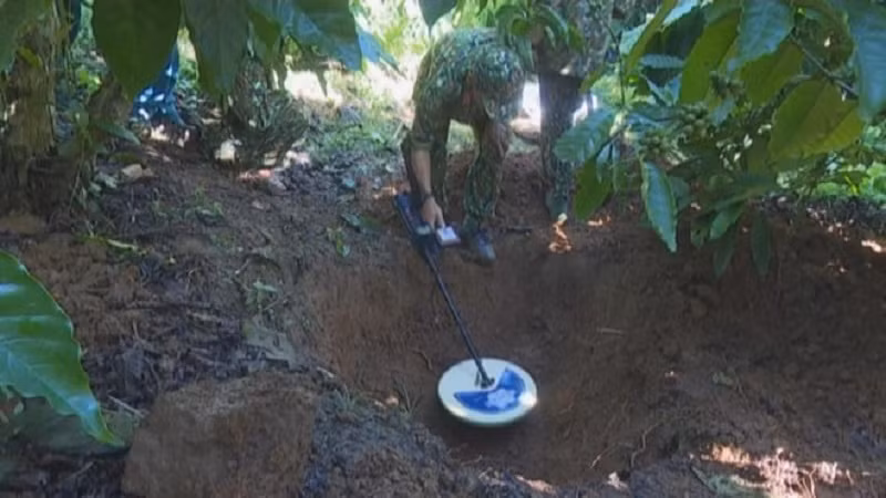 Lực lượng chứng năng tìm kiếm, thu gom số đạn pháo