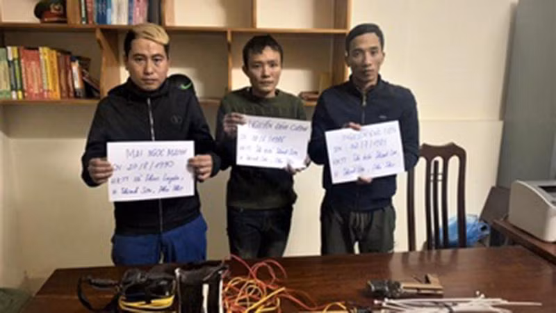 Mạnh, Cường và Tiến (từ trái qua) cùng tang vật vụ án