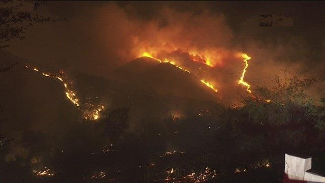 Lực lượng cứu hỏa vẫn đang nỗ lực kiểm soát ngọn lửa