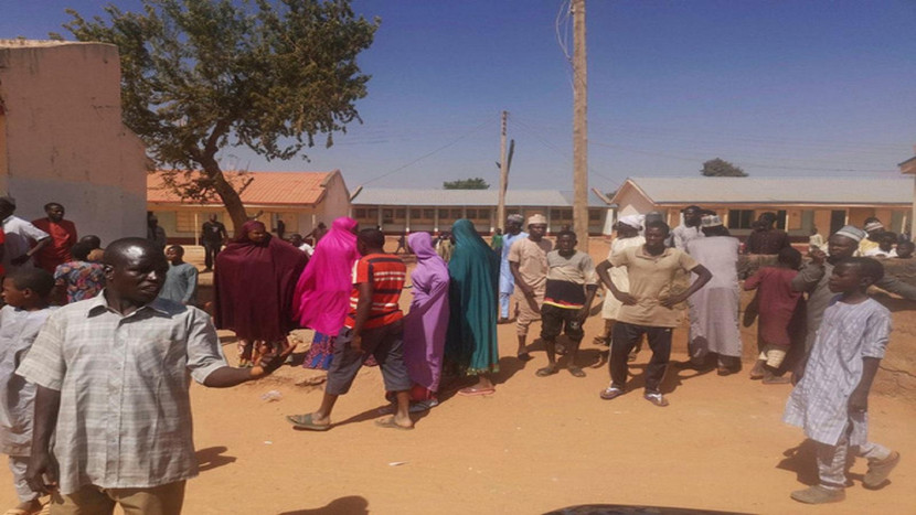 Gia đình của các em học sinh tập trung tại Trường trung học Khoa học ở bang Katsina, Nigeria sau khi xảy ra vụ bắt cóc. Gia đình của các em học sinh tập trung tại Trường trung học Khoa học ở bang Katsina, Nigeria sau khi xảy ra vụ bắt cóc.