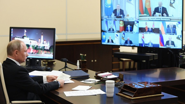 Tông thống Putin vẫn làm việc từ xa trong suốt thời gian qua do ảnh hưởng của Covid -19 Tông thống Putin vẫn làm việc từ xa trong suốt thời gian qua do ảnh hưởng của Covid -19