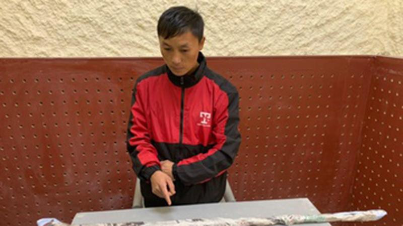 Vàng A Chu cùng tang vật tại cơ quan công an Vàng A Chu cùng tang vật tại cơ quan công an