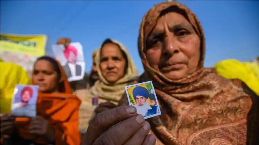 Thân nhân của những nông dân được cho là tự tử vì nợ nần, đang cầm ảnh của người đã khuất trong cuộc biểu tình chống lại luật nông nghiệp mới, tại Biên giới Tikri ở New Delhi. Thân nhân của những nông dân được cho là tự tử vì nợ nần, đang cầm ảnh của người đã khuất trong cuộc biểu tình chống lại luật nông nghiệp mới, tại Biên giới Tikri ở New Delhi.