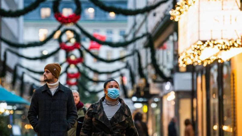 Người dân đi mua sắm dưới đèn trang trí Giáng sinh ở Stockholm ngày 3-12