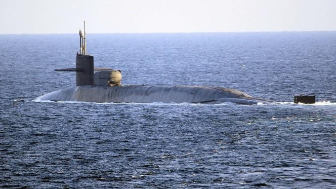 Tàu ngầm hạt nhân USS Georgia di chuyển trên eo biển Hormuz ngày 21-12