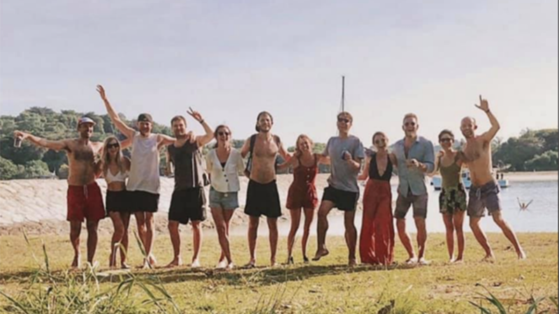 Luong Thi Thu Ha cùng nhóm bạn 11 người chụp ảnh trên đảo Lazarus hôm 8-8